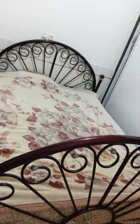 یک عدد تخت خواب فرفورژه همراه بادوشک