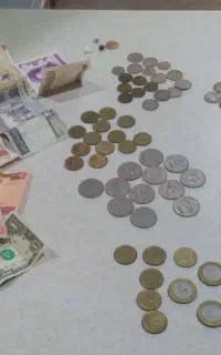 سکه قدیمی وکاغذی ویک عدد مهره  مینا