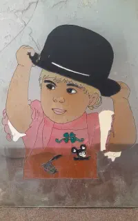 یک عدد شیشه رنگی