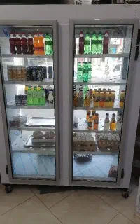 یخچال فریز دو درب ایستاده.