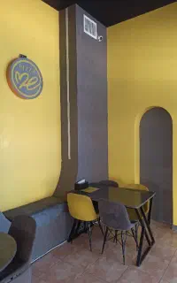 همکار خانم در اشپزخانه