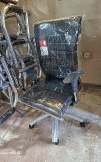 صندلی اداری کرکره ای  و کارمندی انتظار لوله ای