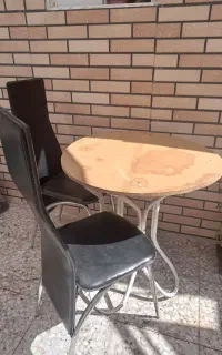 میز و دو صندلی