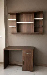 میز تحریر و کتابخانه