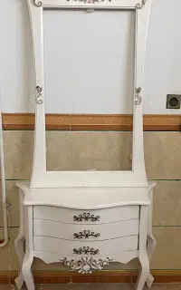قفس پرنده و میز ارایشی فروشی