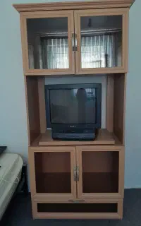 میز تلوزیون و عروسک