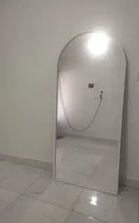 آینه قدی پشت تیره و دور فلز در حد نو