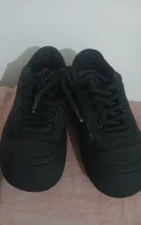 یک جفت کتانی نو