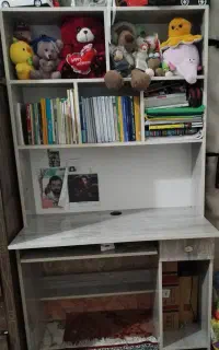 کتابخانه و میز کامپیوتر
