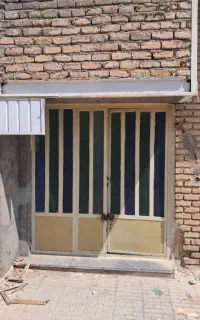 درب آهنی حال حیاط جنوبی تعدادی هم نرده آهنی
