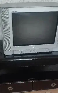 تلوزیون و میز