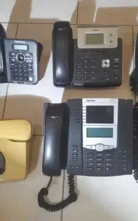 تعدادی تلفن منزل وشرکتی با قابلیت های متفاوت