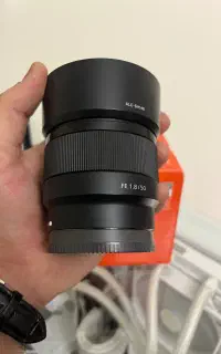 لنز پنجاه میلیمتره سونی f1.8