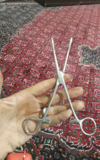 یه پنس جفت سر گرده تمیز با کیفیت فلز فولاد و استیل