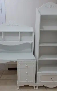 میز تحریر و کتابخانه