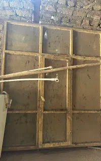 پنجره آهنی قدیمی سالم