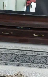 تلویزیون ۶۵ اینچ نو با میز تی وی ۲متری  ترک درجه ۱