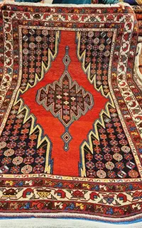قالیچه دستباف مزلقان لاکی رنگ