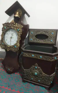 ساعت دیواری و سطل و جعبه دستمال کاغذی