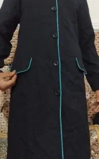 یه کیف مدرسع دبیرستانی با دوتا مانتو