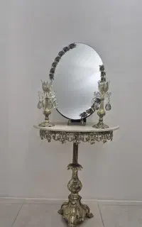 آینه و شمعدان با میز سنگی