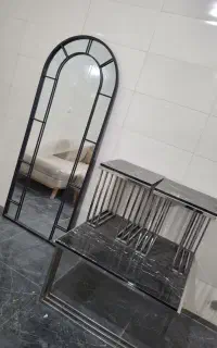 اینه قدی و میز عسلی