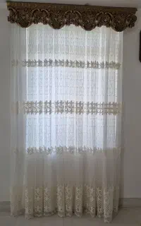 پرده‌ پارچه مناسب سالن و اتاق همراه با کتیبه