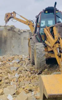 تخریب ساختمان با بیل بکهو همراه با پیکور