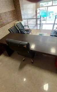 ست میزوصندلی اداری کارکرده در حد نو