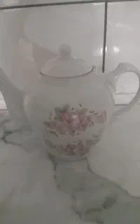 یک قوری بزرگ یک سوپ خوری دوست لیوان چای خوری