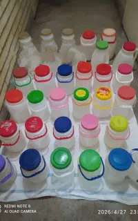 تعدادی دبه ی پلاستیکی بانکه شیشه ای کوچک