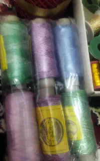 مقداری نخ ابریشم مناسب گلدوزی