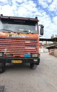 راننده پایه یک تریلی کفی