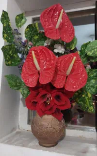 تعدادی گلدان و گل مصنوعی، وسایل تزئینی