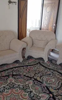 مبل چهار نفره همراه باعسلی چهار تایی چوب و شیشه