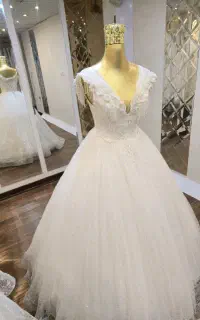 تعداد زیادی لباس عروس