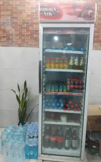 یک دستگاه یخچال ویترینی ایستاده
