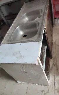 یک عدد صندلی و سینک ظرفشویی
