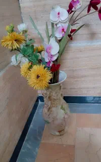 گلدان  سرامیکی   طرح مرمر و گل مصنوعی ۳۵ سال پیش