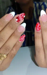 مدل برای کاشت ناخن فقط هزینه مواد گرفته میشود