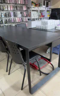 میز بسیار تمیز و نو