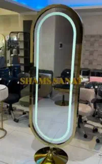 ایینه قدی و سالنی دور نور