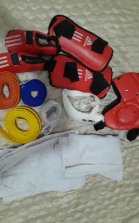 لوازم کامل کاراته+لباس+چهارعدد کمربند درحدنو