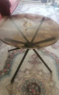 میز ناهار خوری گرد همراه یک صندلی