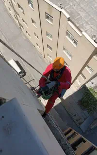 کاردرارتفاع، پیچ ورولپلاک سنگ، شستشوی شیشه و نما