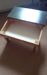 میز تحریر چوبی با محفظه نگهداری کتاب و دفتر