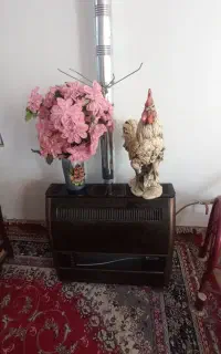 مجسمه خروس و دسته گل