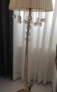 آباژور ایستاده
