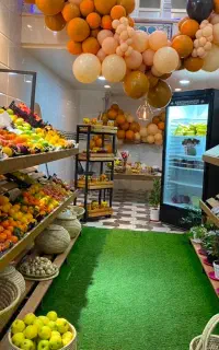دکور کامل چوبی میوه‌فروشی شامل استند و میز
