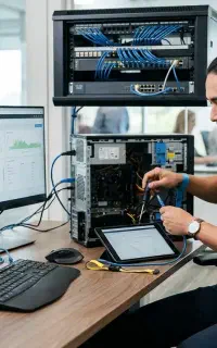 خدمات شبکه و کامپیوتر در محل